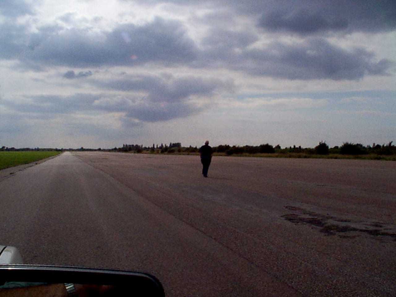 runway.jpg (19756 bytes)